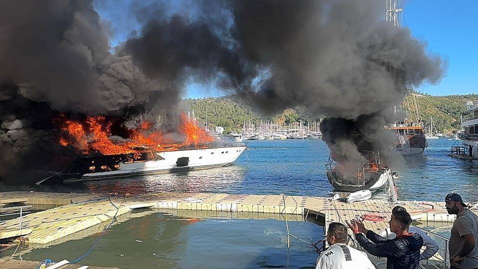 Fethiye'de 4 tekneyi küle çeviren yangın söndürüldü