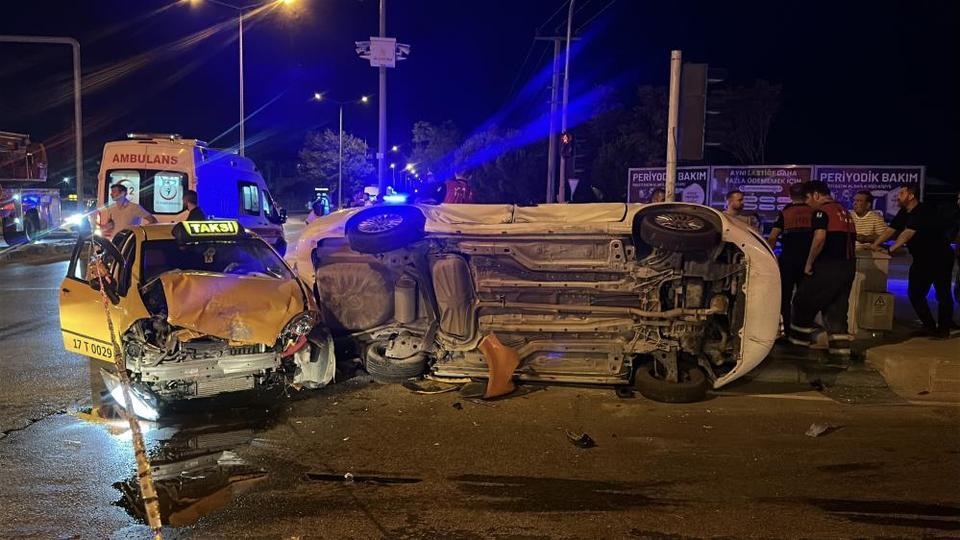 Ticari taksi ve otomobil çarpıştı: 8 yaralı