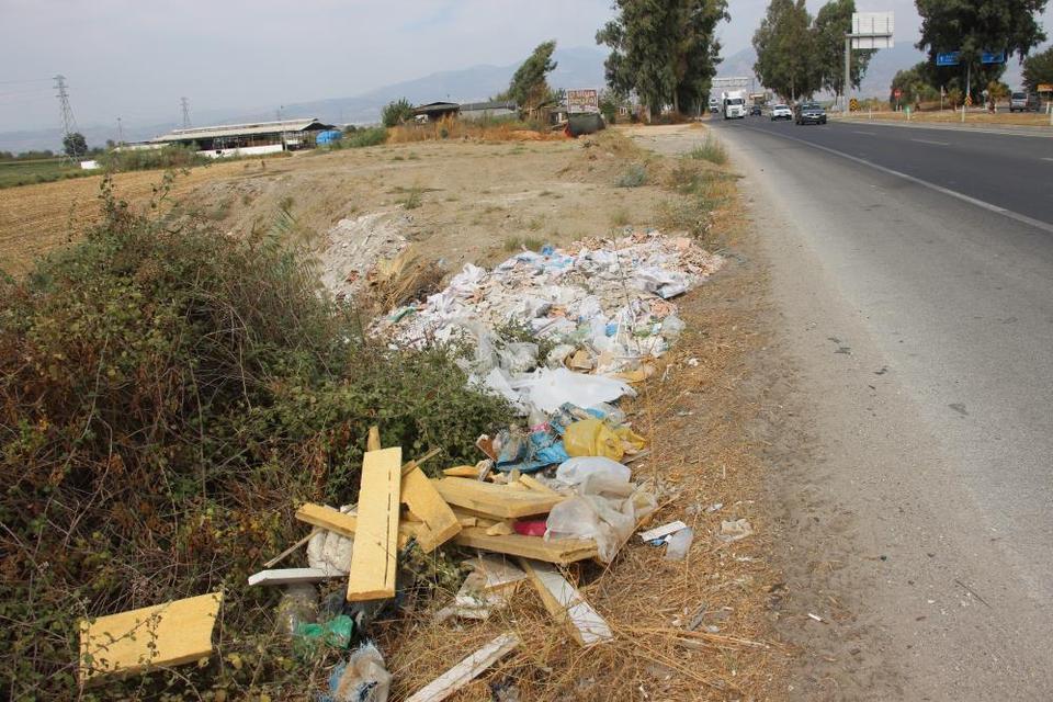 Aydın'da duyarsız vatandaşlar yol kenarlarını çöplüğe çevirdi