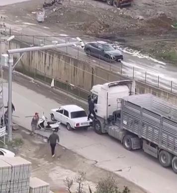 Tır şoförüne sopayla saldırdılar