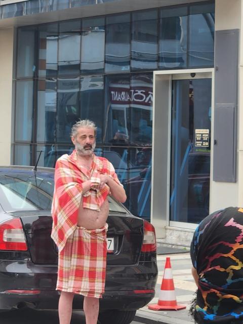 DEPREME HAMAMDA YAKALANDI, SOKAĞA PEŞTAMALLA ÇIKTI DEPREMDE BEŞİK GİBİ SALLANAN SAKARYA'DA VATANDAŞLAR SOKAĞA DÖKÜLDÜ