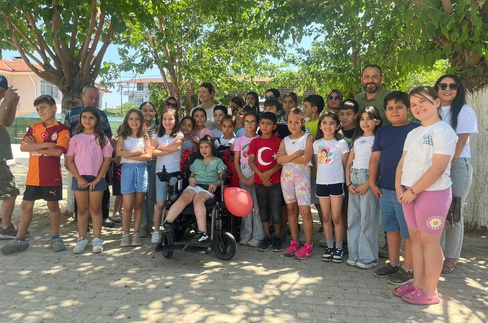 İncirliovalı minikler, bayram harçlıkları ile tekerlekli sandalye aldı