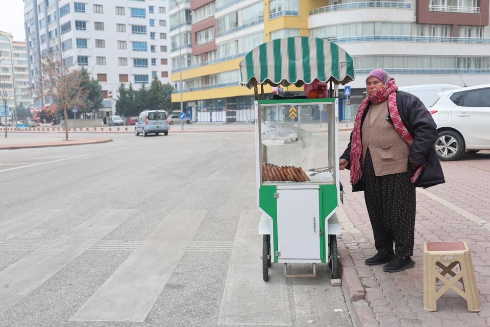 EVİN GEÇİMİNE KATKI İÇİN BAŞLADI, 58 YAŞINDA 'SİMİTÇİ TEYZE' OLDU