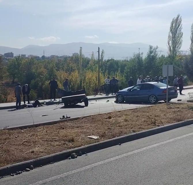 Üç aracın karıştığı kazada, 1'i ağır 3 kişi yaralandı