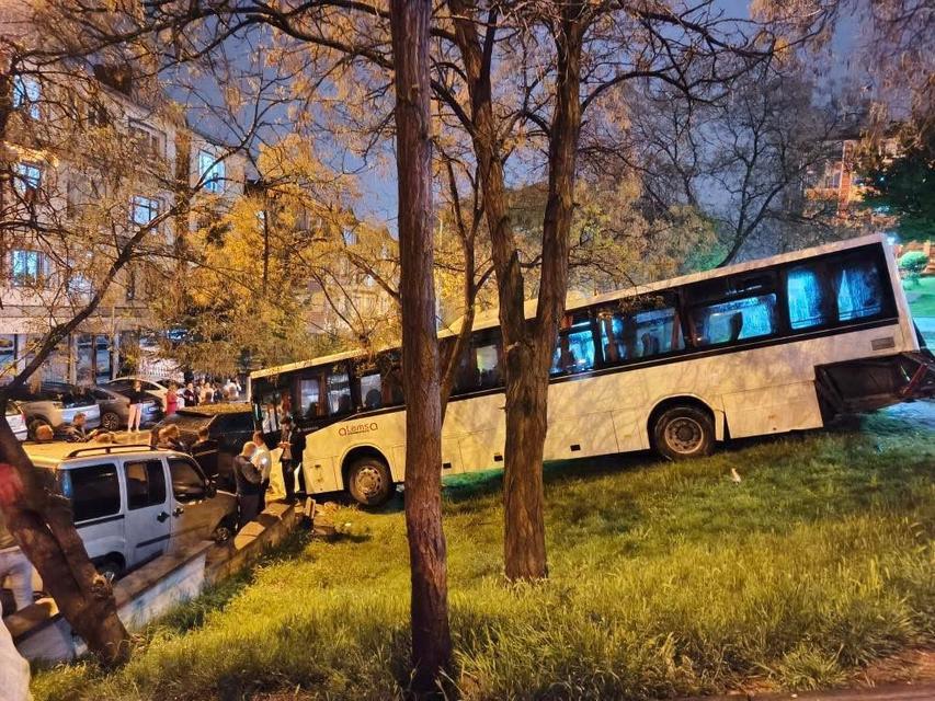 Freni boşalan otobüs parka daldı