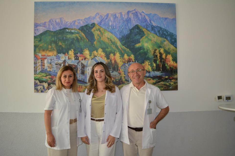 Anne ve babasının görev yaptığı hastanede doktor oldu