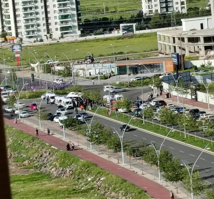 Şehir içi minibüs ile otomobil çarpıştı: 5 yaralı
