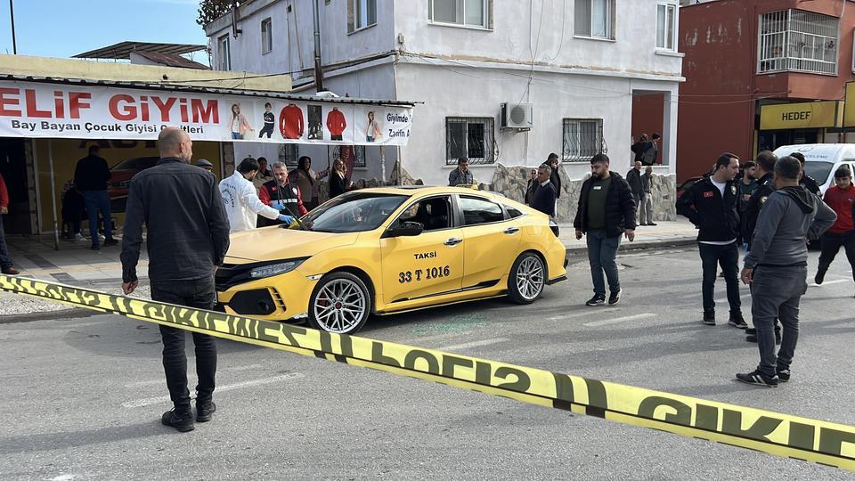 MERSİN'DE DEHŞET: ÖNCE ANNE OĞULU ARDINDAN BÜFECİYİ ÖLDÜRDÜ AKLİ DENGESİ YERİNDE OLMADIĞI İLERİ SÜRÜLEN BİR KİŞİ ÖNCE AYNI BİNADA OTURAN ANNE İLE OĞLU ÖLDÜRDÜ ARDINDAN DA TAKSİYLE GELDİĞİ TEKEL BAYİNİN İŞLETMECİSİNİ ÜCRETSİZ ALKOLLÜ İÇKİ VERMEDİĞİ İÇİN ÖLDÜRDÜ KAÇAN ŞÜPHELİ POLİSİN ÇALIŞMASIYLA BİRLİKTE SUÇ ALETİ TABANCA İLE YAKALANDI