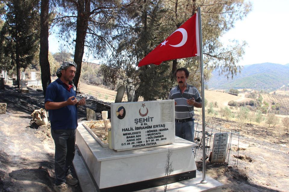 YANGINDA ŞEHİT MEZARI YANMADI