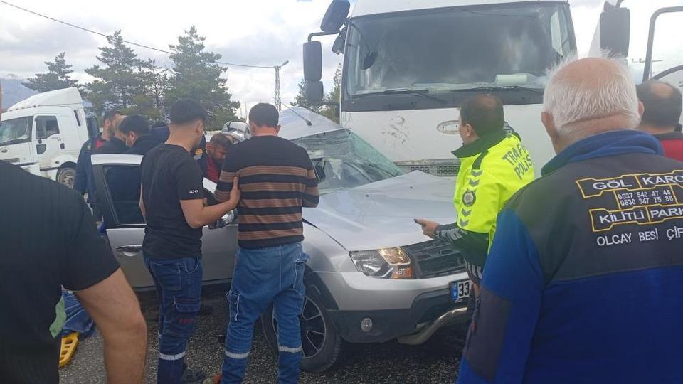 Kamyon ile otomobil çarpıştı: 1 ölü