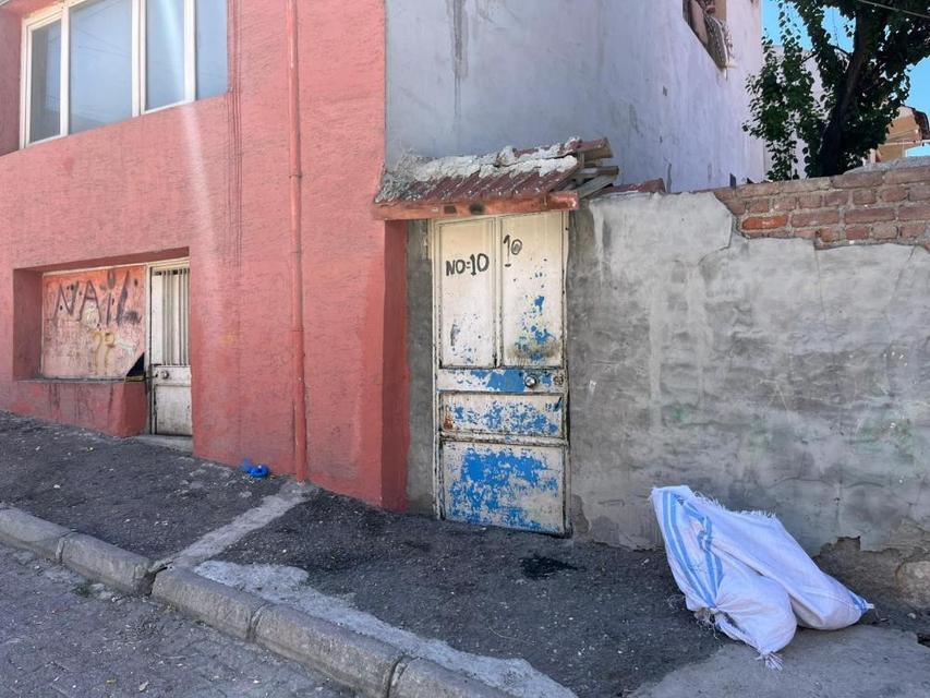 Eşine dehşeti yaşattı: Yumruk ve parke taşıyla şiddet