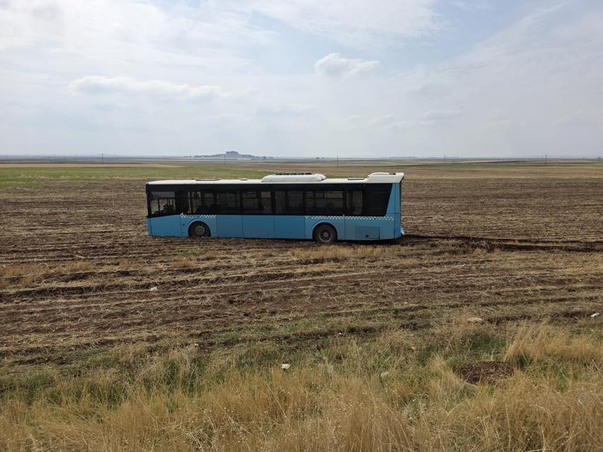 Otobüs yoldan çıktı, faciaya ramak kaldı