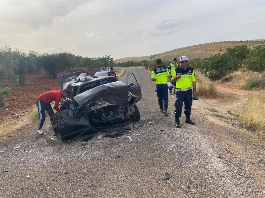 GAZİANTEP'TE İKİ OTOMOBİL KAFA KAFAYA ÇARPIŞTI: 1'İ AĞIR 8 YARALI