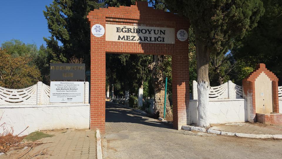 TÜRKİYE'NİN İLK KADIN MUHTARI GÜL ESİN MEZARI BAŞINDA ANILDI