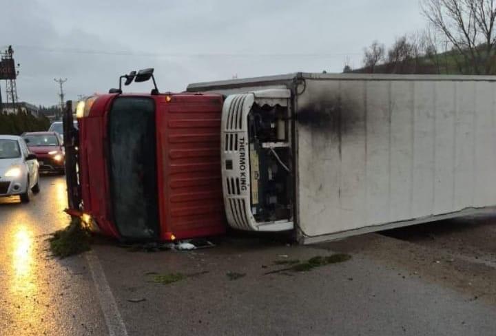 Kontrolden çıkan kamyon fabrikaya çarptı: 2 yaralı