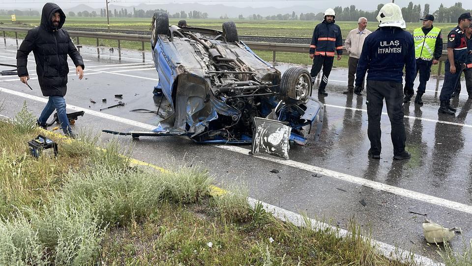 Karşı şeride geçip iki araca çarptı: 1 ölü, 4 yaralı