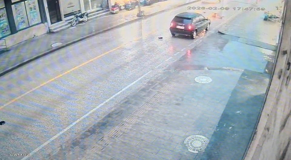 Saniye saniye kamerada: Otomobilin çarptığı yaşlı adam hayatını kaybetti