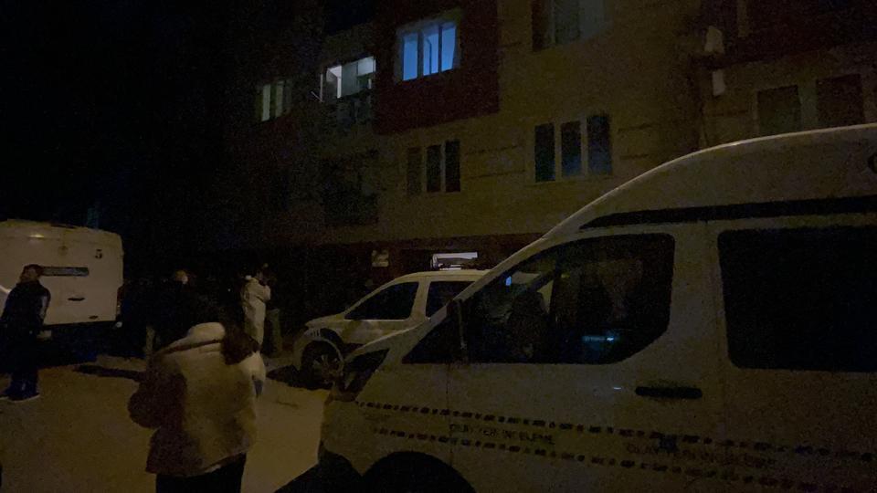 Komşuların kokulardan rahatsız olduğu daireden genç adamın cesedi çıktı