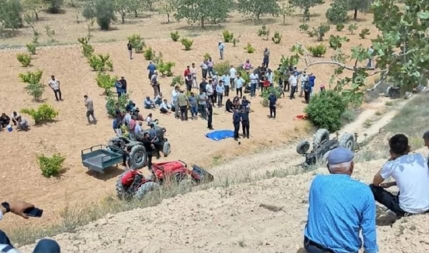 Devrilen traktörün altında kalan genç sürücü hayatını kaybetti