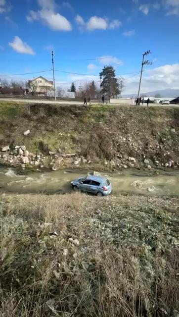 Kontrolden çıkan otomobil, dereye uçtu: 3 yaralı