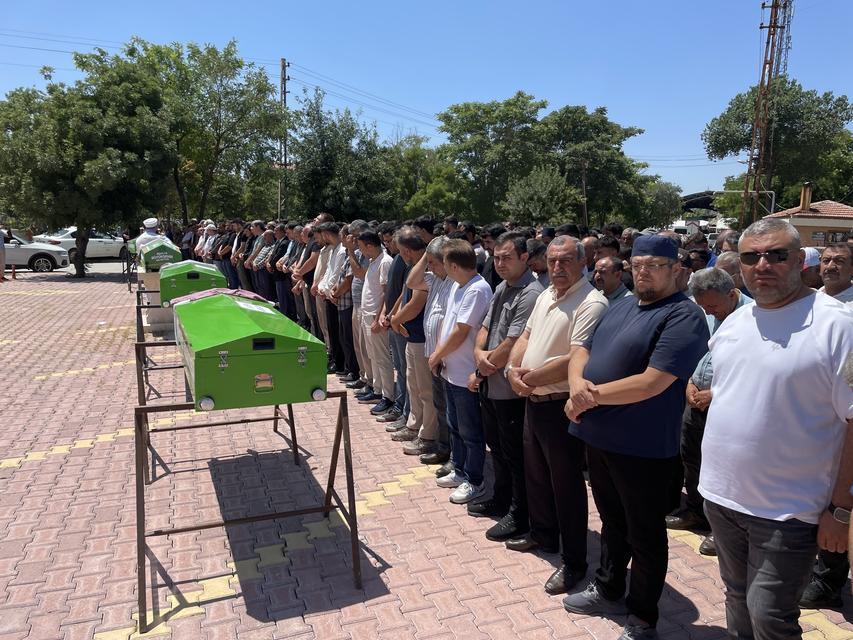 ANTALYA'DAKİ FECİ KAZADA HAYATINI KAYBEDEN AİLE SON YOLCULUĞUNA UĞURLANDI