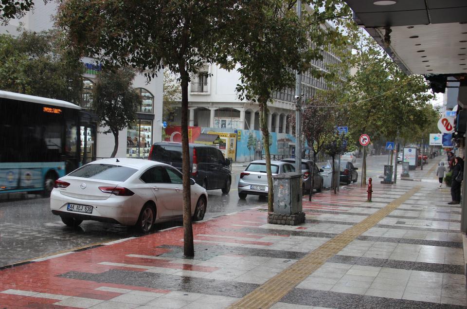 MANİSA'DA SAĞANAK VE DOLU, SPİL'DE KAR
