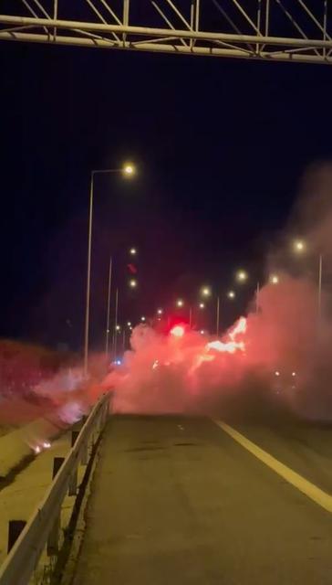 Otoyolda seyir halindeki otomobil alev alev yandı