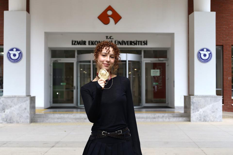 AİLESİ 'KENDİSİNİ KORUMAYI ÖĞRENİR' DÜŞÜNCESİYLE SPORA BAŞLATTI, ŞAMPİYON OLDU
