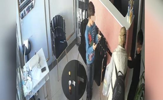 Hırsızlık yapan kadın kendisini uyaran çocukları itip kaçtı