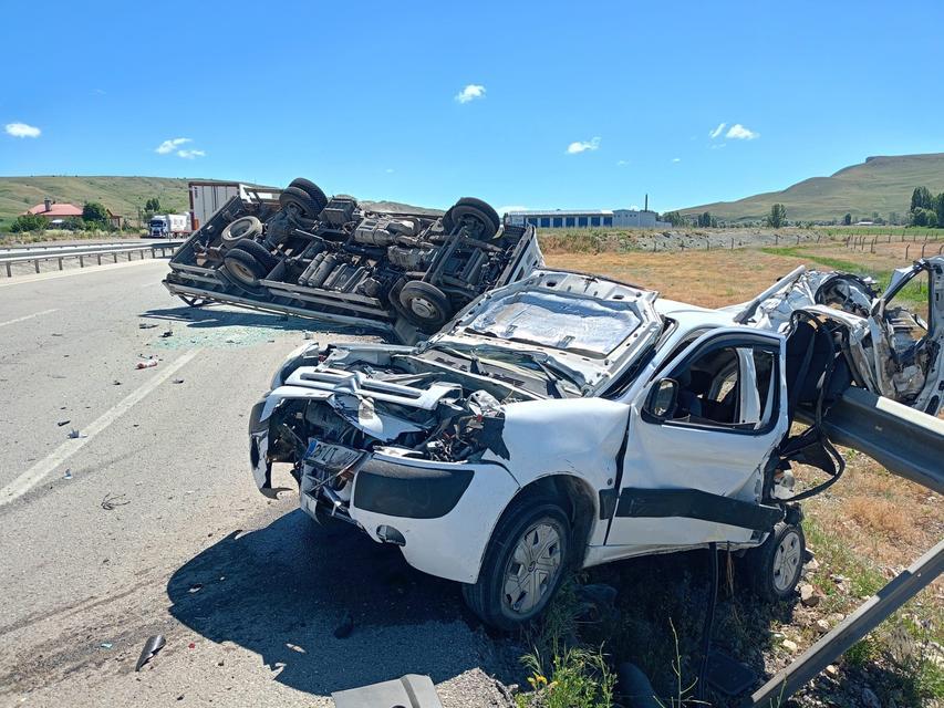Feci trafik kazası: 1'i ağır 2 yaralı
