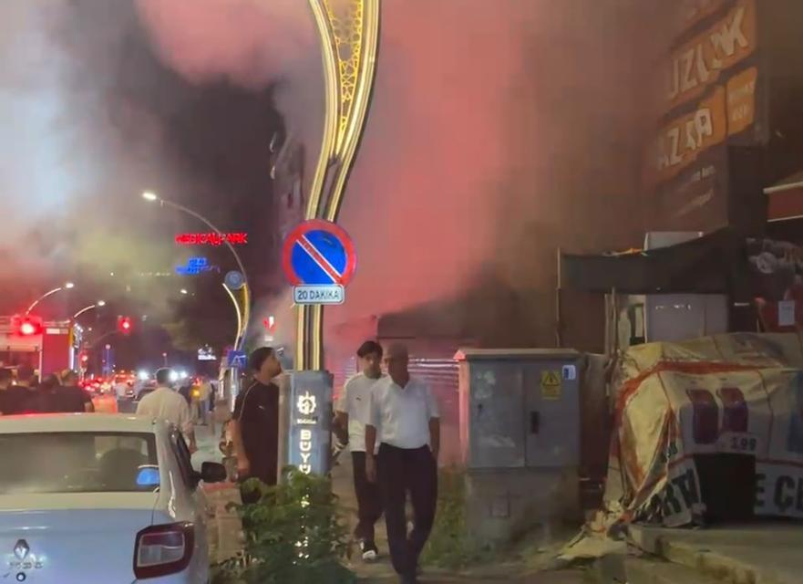 Marketin manav reyonunda korkutan yangın