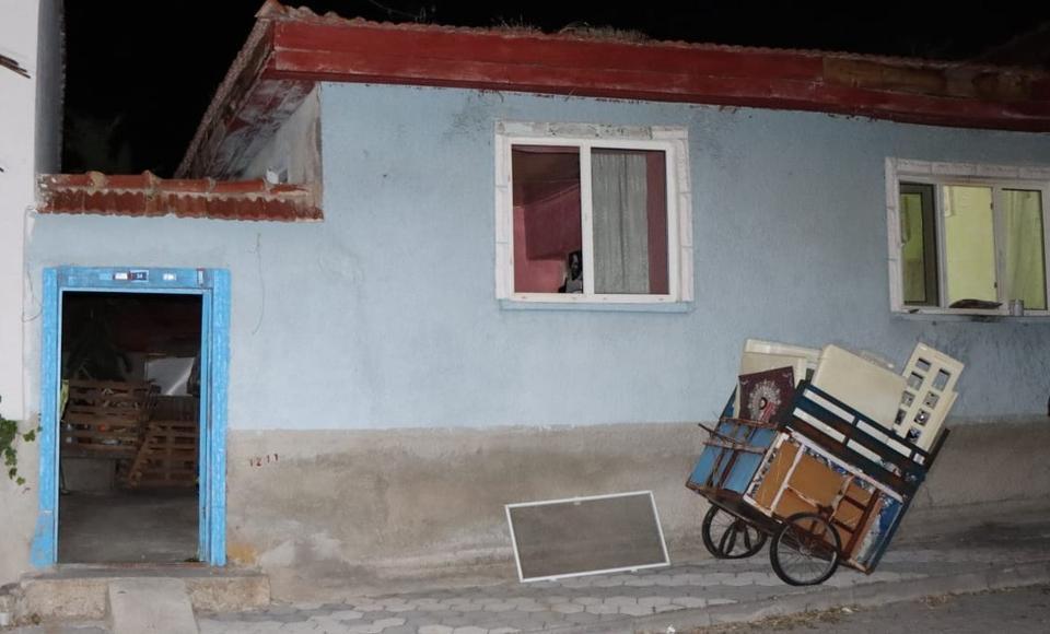 Komşuları kötü kokudan şüphelendi: Yaşlı adam evinde cansız bulundu