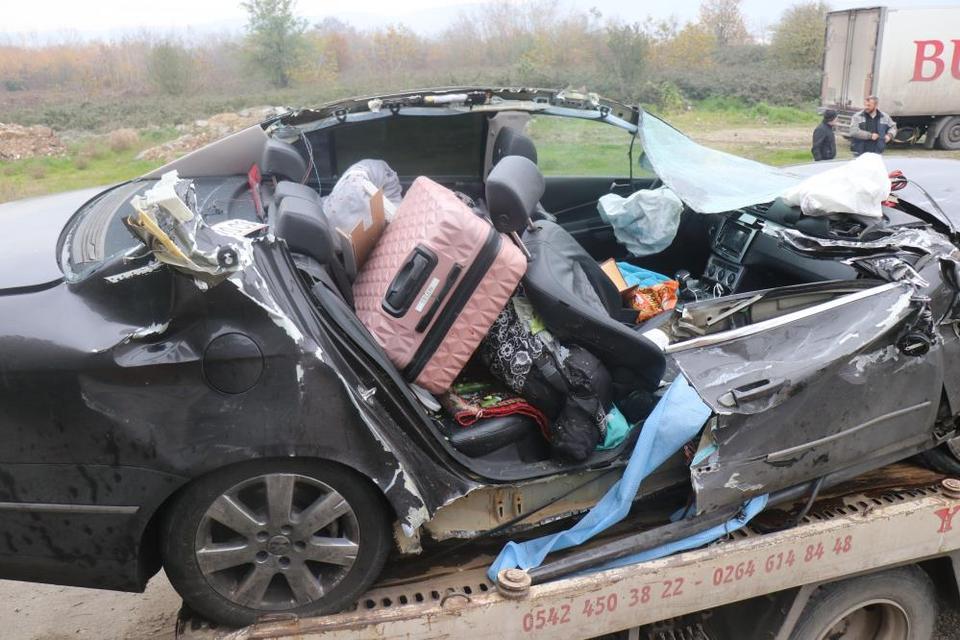 Feci trafik kazası: Yabancı plakalı otomobil tıra arkadan çarptı