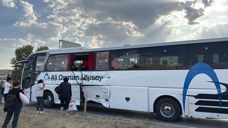 Yolcu otobüsü ve iki tır kavşakta çarpıştı