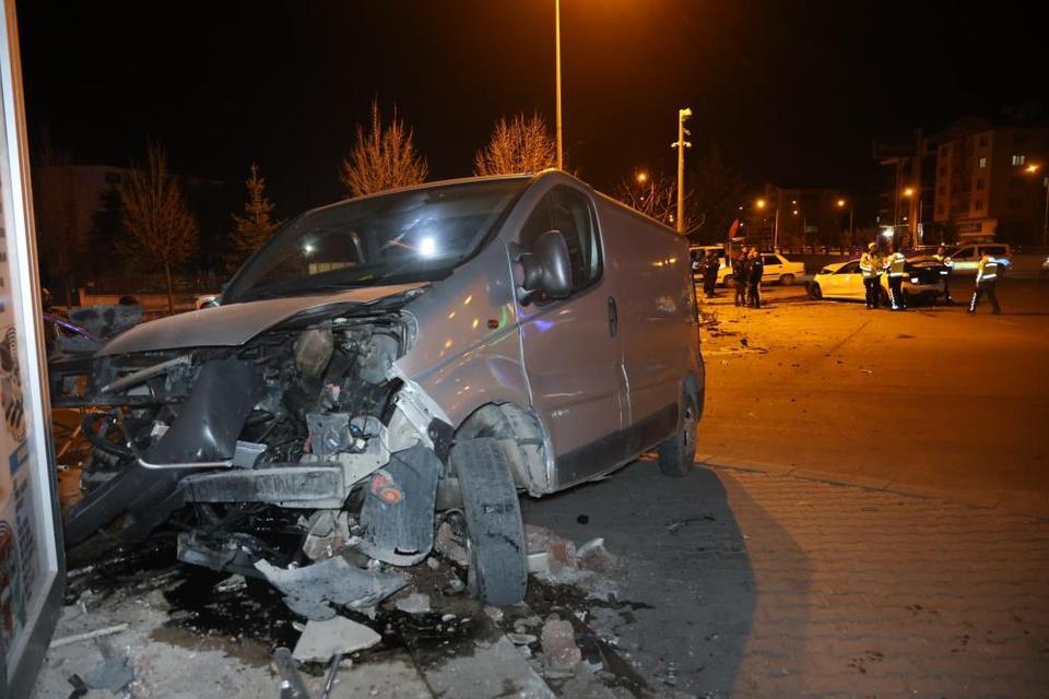 Minibüs ile otomobil çarpıştı: 1'i ağır 3 yaralı