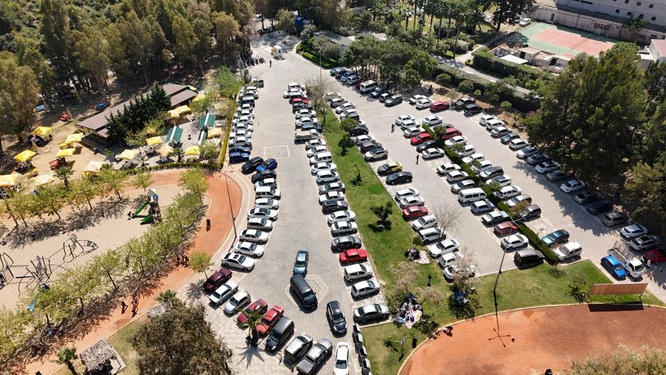 KUŞADASI'NDA İLÇENİN NÜFUSU 1 MİLYONU AŞTI OTEL VE PANSİYONLARDA YER KALMADI PLAJLAR VE MESİRE ALANLARI DOLDU TAŞTI