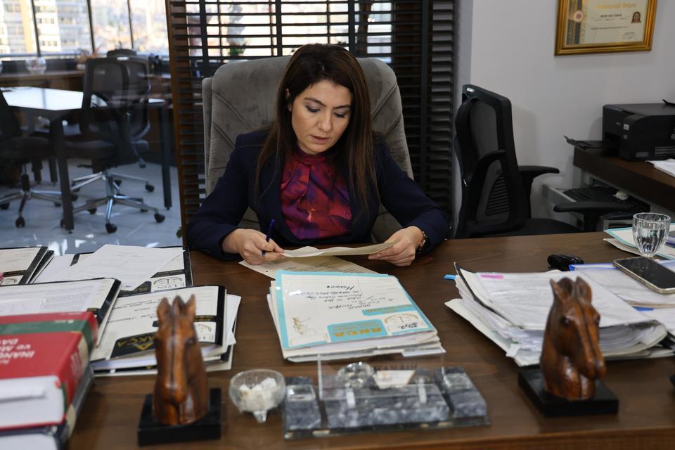 "ÖZEL OKUL PİYASADA 2 BİN LİRA OLAN KİTAP SETİNE 15 BİN LİRA İSTEDİ" İDDİASI MAHKEMELİK OLDU AVUKAT NAZAN AKÇA SUBAŞI: "MAĞDUR OLANLAR SESSİZ KALMASIN" "BAŞKA BİR ÇAREMİZ OLMADIĞI İÇİN KİTAPLARI ALDIM"