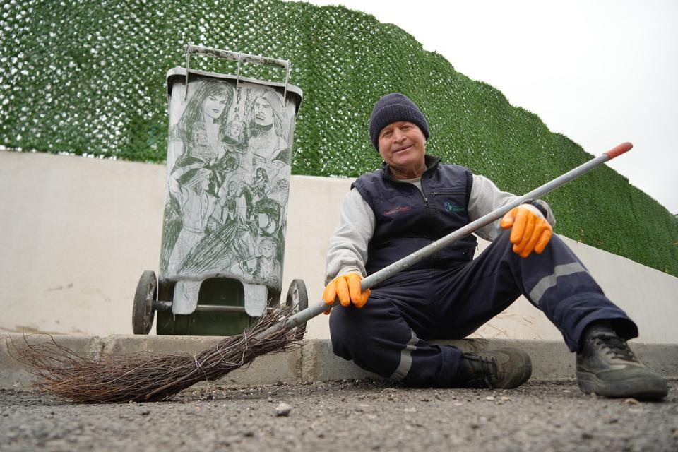 Çöpçüler Kralı'nda Kemal Sunal için mikrofon olan süpürge, onun elinde kaleme dönüştü
