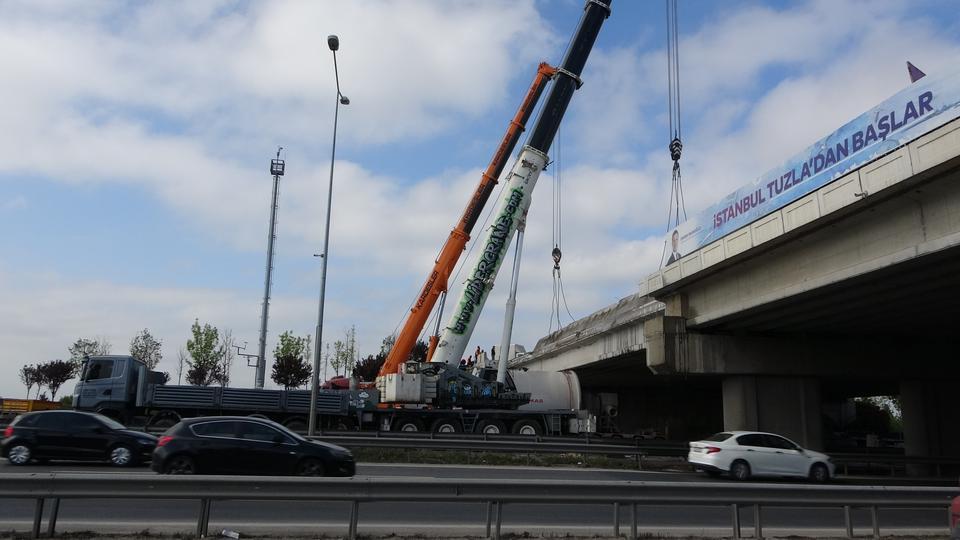 TUZLA'DA 3 GÜNDÜR KÖPRÜ ALTINDA SIKIŞAN TIRI KURTARMA OPERASYONU KÖPRÜ ALTINDA SIKIŞAN TIRI KURTARMAK İÇİN KÖPRÜDEN PARÇA KESİLDİ