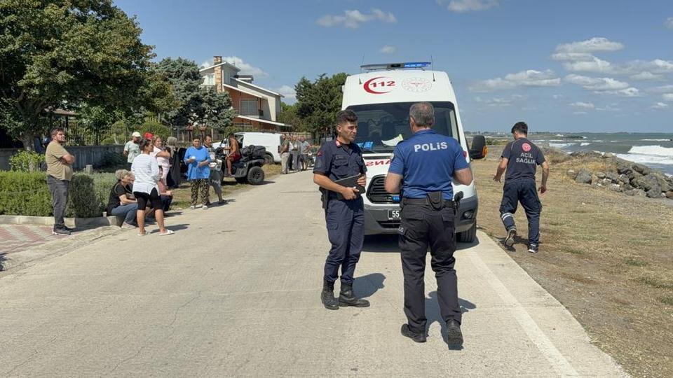 Denizde boğulma tehlikesi geçiren yaşlı adam hastanelik oldu