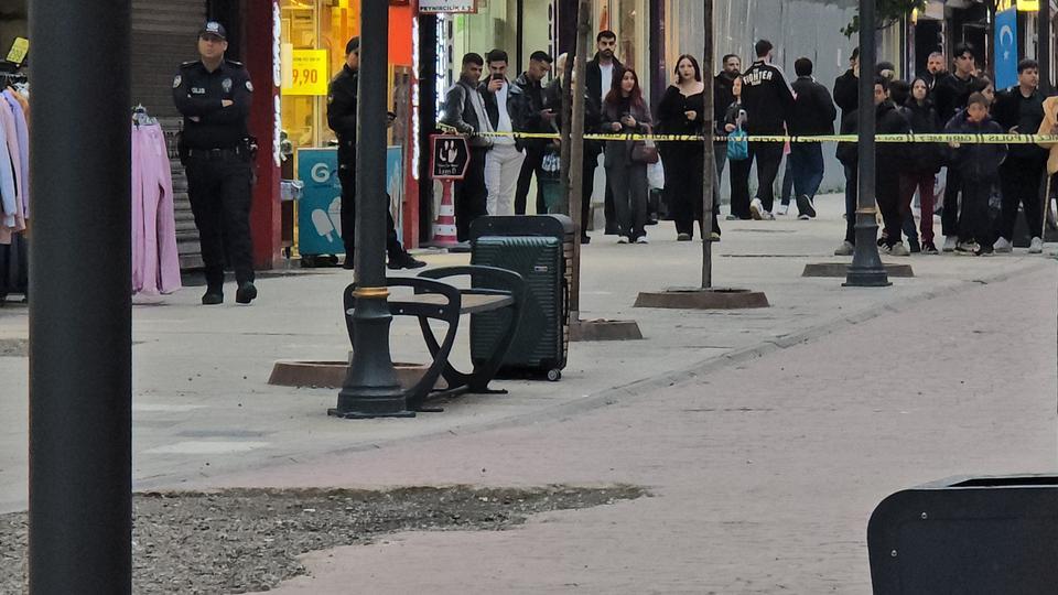 Banka önünde unutulan valiz polisi alarma geçirdi