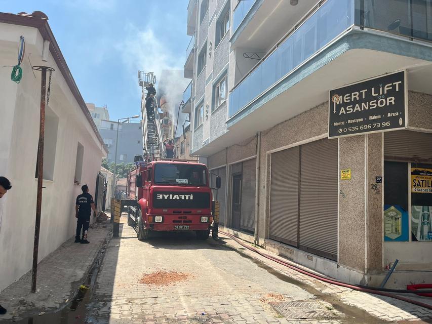 İKİ KATLI EV ALEVLERE TESLİM OLDU