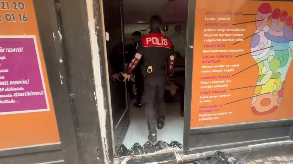BURSA'DA FUHUŞ OPERASYONU: 21 KADIN KURTARILDI, 12 ŞÜPHELİ GÖZALTINA ALINDI