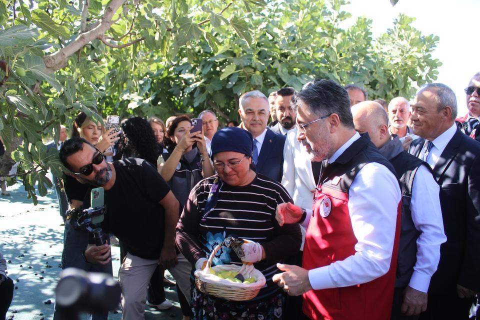 BAKANI YUMAKLI AYDIN'DA İNCİR HASADINA KATILDI BAKAN YUMAKLI: "GÜMRÜKTEN DÖNEN HER ŞEYİ ZEHİR OLARAK ADDETMEK FAYDA SAĞLAMAZ"