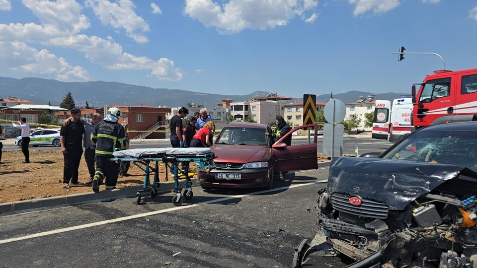 İki otomobil çarpıştı: 5 yaralı
