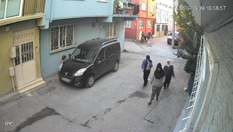 Kapısını film ile açtığı evden ziynet çalan kadın yakalandı