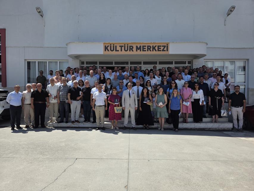 Efeler'de yöneticilere Atatürk'ün mirası emanet edildi