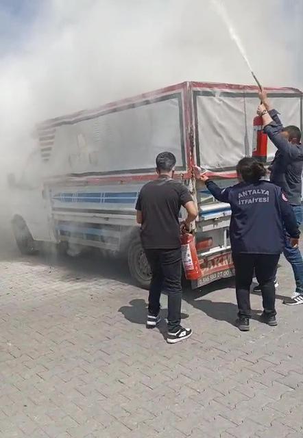 TATBİKAT GERÇEK OLDU, YANAN KAMYONETİ EĞİTİM ALAN PERSONEL SÖNDÜRDÜ YANGIN EĞİTİMİ ALAN OTEL ÇALIŞANLARI, O SIRADA BİR KAMYONETTEN DUMANLAR YÜKSELİNCE HAREKETE GEÇTİ EĞİTİM SIRASINDA YANGINI GÖREREK İLK MÜDAHALEYİ YAPTILAR