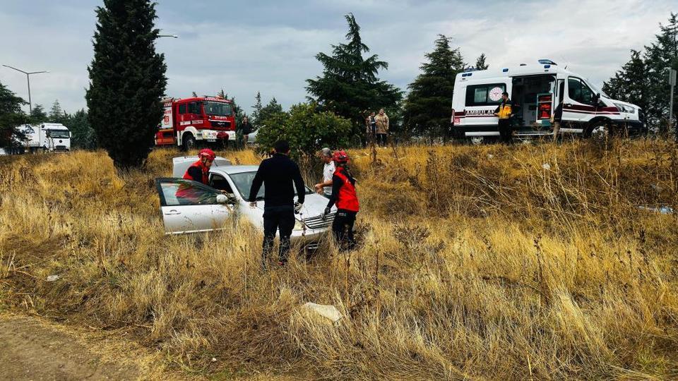 Otomobil yağmurda kayarak, şarampole uçtu