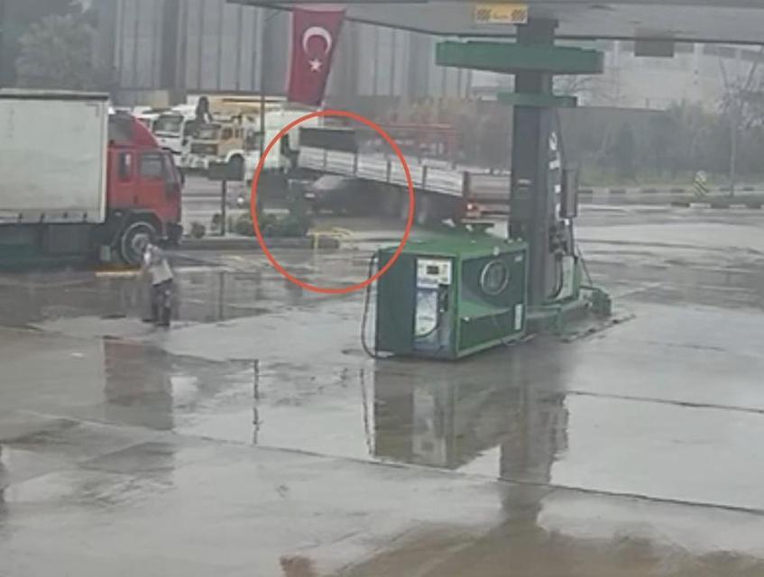 Otomobil tıra ok gibi saplandı